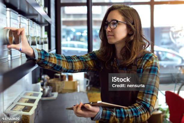 Schöne Junge Verkäuferin Inventar Im Ladengeschäft Verkauf Von Kaffee Zu Tun Stockfoto und mehr Bilder von Volkszählung