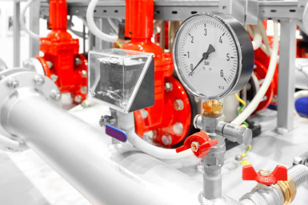 valvola manuale del sistema estintore in centrale elettrica. - boiler steam pressure gauge gauge foto e immagini stock