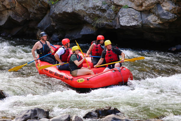 familia aguas blancas rafting clear creek idago springs, colorado, 10 de agosto de 2016 - rafting white water rafting colorado water fotografías e imágenes de stock