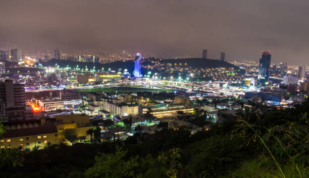 monterrey, nuevo leon de noche - nuevo leon stock-fotos und bilder