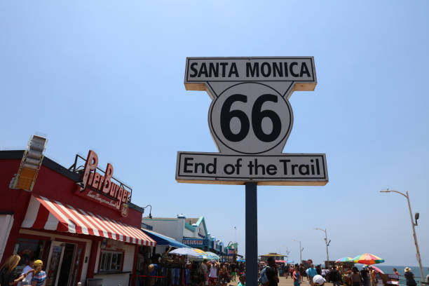 historyczna trasa 66 drogowskaz na molo w santa monica. kalifornia. usa - santa monica beach santa monica freeway santa monica california zdjęcia i obrazy z banku zdjęć
