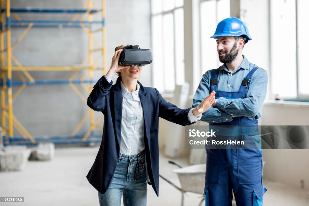 Cliente mujer con gafas VR en el sitio de construcción - Foto de stock de Realidad Virtual libre de derechos