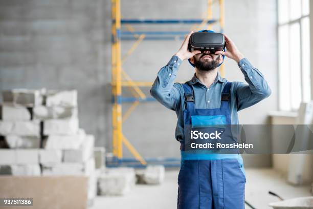 Builder Working With Vr Glasses Stock Photo - Download Image Now - Virtual Reality, Virtual Reality Simulator, Construction Industry