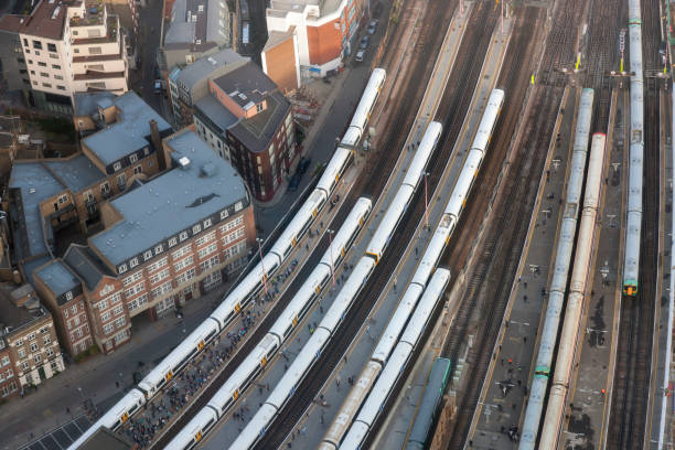 luftaufnahme der london bridge station mit zügen und plattformen, london - aerial passenger line stock-fotos und bilder