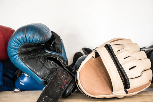 accessori indossati per boxe e kickboxing: guanti, punch pad di messa a fuoco - group of objects padding exercising boxing glove foto e immagini stock