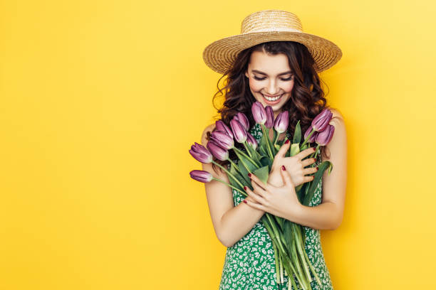 hermosa mujer con ramo de tulipanes morados - tulip bouquet fotografías e imágenes de stock