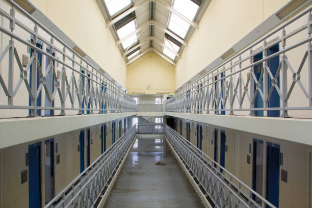 couloir dans une prison désaffectée - prison photos et images de collection