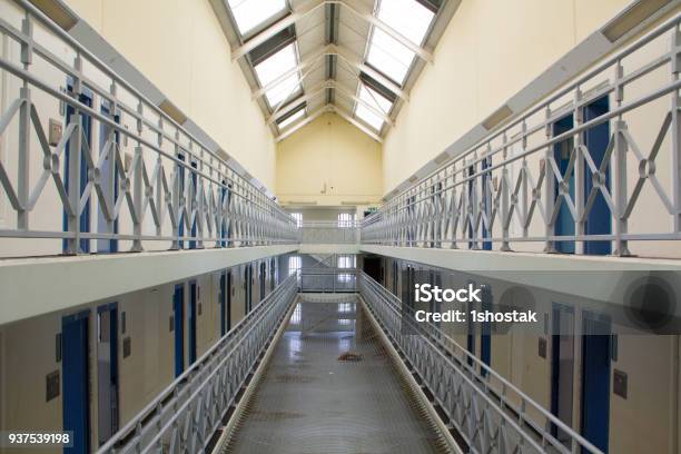 Photo libre de droit de Couloir Dans Une Prison Désaffectée banque d'images et plus d'images libres de droit de Prison - Prison, Royaume-Uni, Prise de vue en intérieur