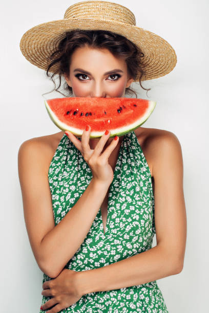 frau mit wassermelone - melone obst stock-fotos und bilder