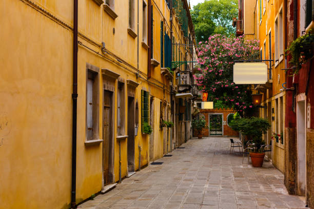 estrecha calle en venecia - venice italy italy street italian culture fotografías e imágenes de stock