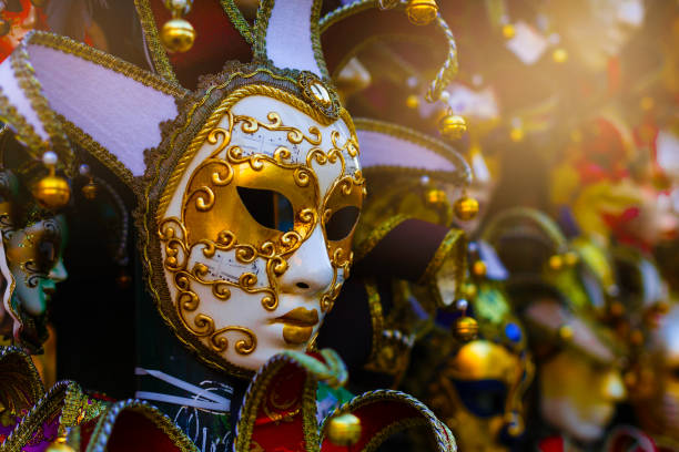la opinión sobre la máscara de venecia, italia - venice gondola fotografías e imágenes de stock
