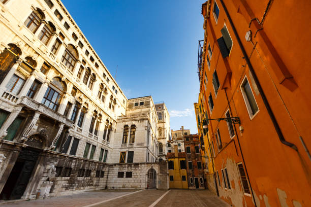 ヴェネツィアの居心地のよい中庭 - venice italy ストックフォトと画像