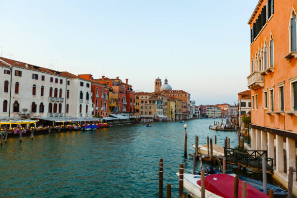 kanal mit gondel in venedig, italien. architektur und wahrzeichen von venedig. venedig-postkarte mit venedig gondeln - venice italy italy gondola canal stock-fotos und bilder