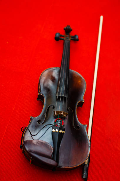 ancien violon sur fond rouge - musical theater child violin musical instrument photos et images de collection