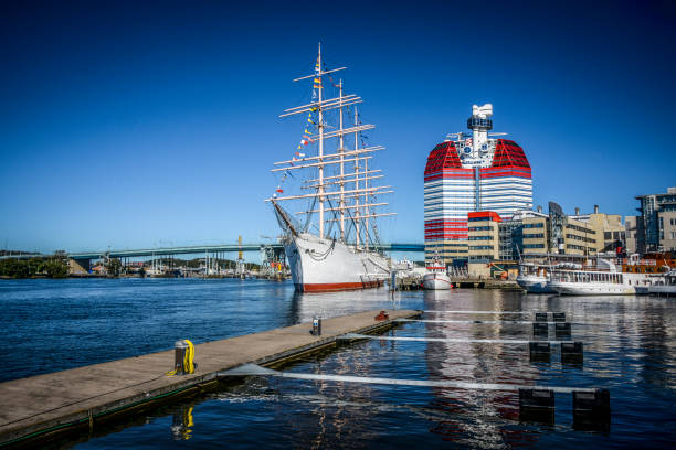 szeroki kąt widok na kolorowy port w göteborgu, szwecja - brigantine old sailing ship passenger ship zdjęcia i obrazy z banku zdjęć