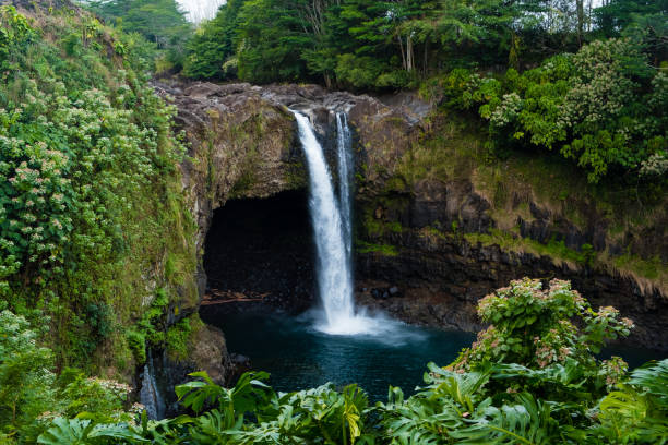 rainbow falls big island hawaii - hilo foto e immagini stock