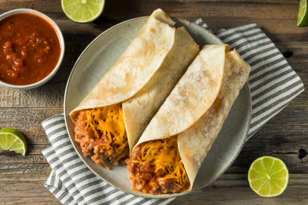 burrito di fagioli e formaggio fatti in casa - burrito foto e immagini stock