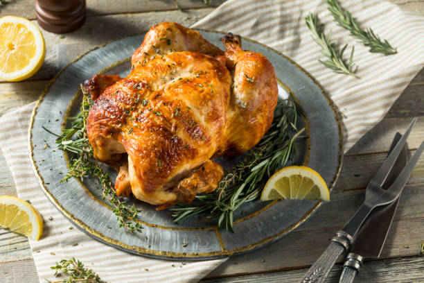 pollo rosticceria fatto in casa con erbe - rotisserie chicken meat dinner foto e immagini stock