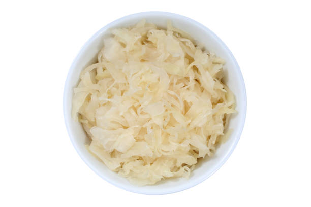 kapusta kiszona coleslaw pokrojona z góry miska wyizolowana na białym - sauerkraut cabbage vegetable white cabbage zdjęcia i obrazy z banku zdjęć