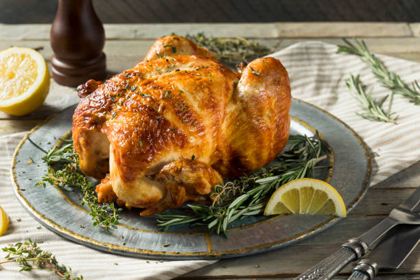 pollo casero con hierbas - rotisserie chicken meat dinner fotografías e imágenes de stock