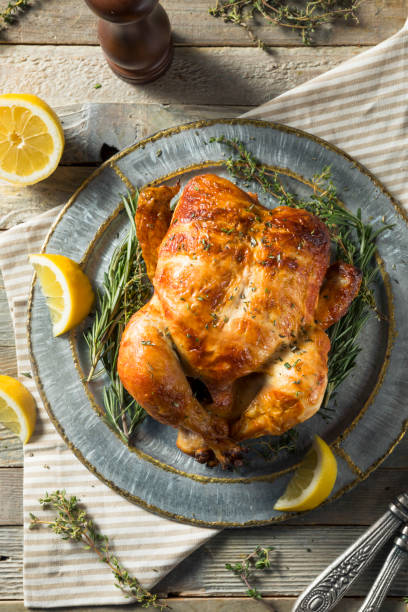 pollo rosticceria fatto in casa con erbe - rotisserie chicken meat dinner foto e immagini stock