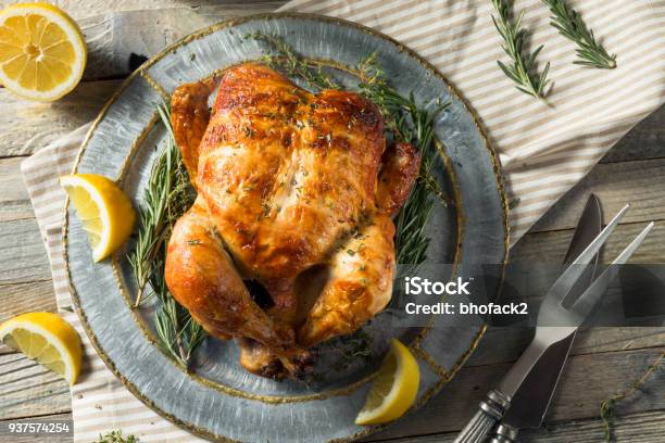 Photo libre de droit de Maison Rotisserie Poulet Aux Fines Herbes banque d'images et plus d'images libres de droit de Poulet - Viande blanche - Poulet - Viande blanche, Rôtissoire, Entier