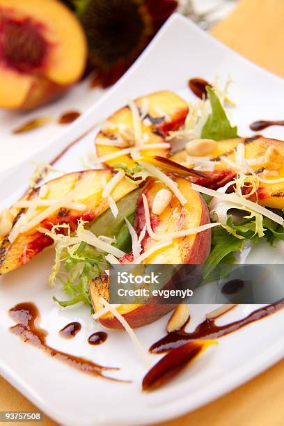Pêssegos De Salada - Fotografias de stock e mais imagens de Alface - Alface, Alimentação Saudável, Comida