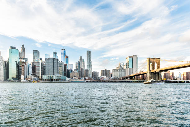 vue de l’extérieur en plein air dans new york new york city brooklyn bridge park par east river, skyline cityscape lors du coucher du soleil, gratte-ciel - downtown manhattan photos et images de collection