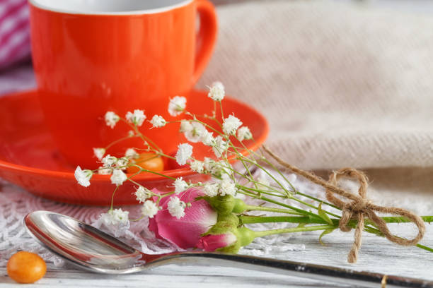 taza de café y croissant con rosas - orange rose candy valentines day fotografías e imágenes de stock