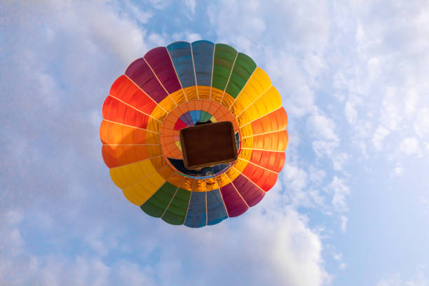 青い空と白い雲の上を飛んでカラフルな熱気球 - ballooning festival ストックフォトと画像