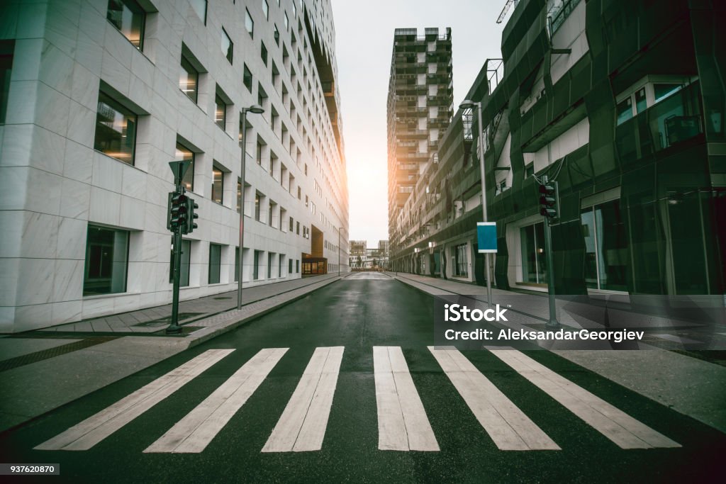 Rue urbaine vide avec gratte-ciel au lever du soleil - Photo de Rue libre de droits
