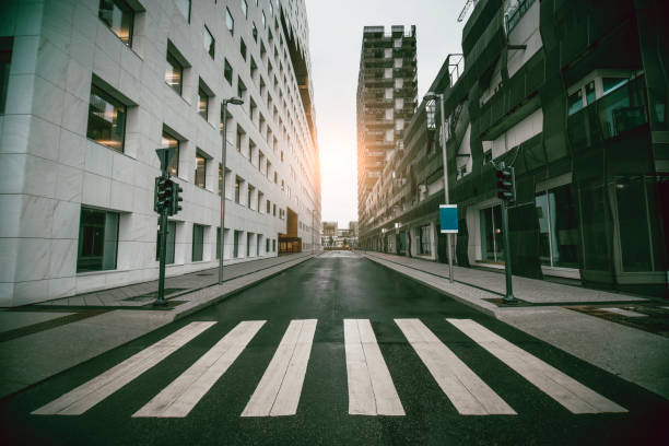 rue urbaine vide avec gratte-ciel au lever du soleil - voie urbaine photos et images de collection