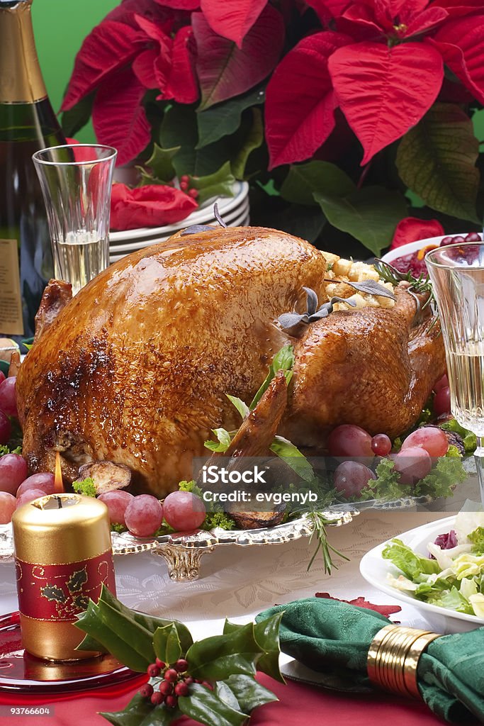 Turquía de vacaciones de Navidad mesa - Foto de stock de Acebo libre de derechos