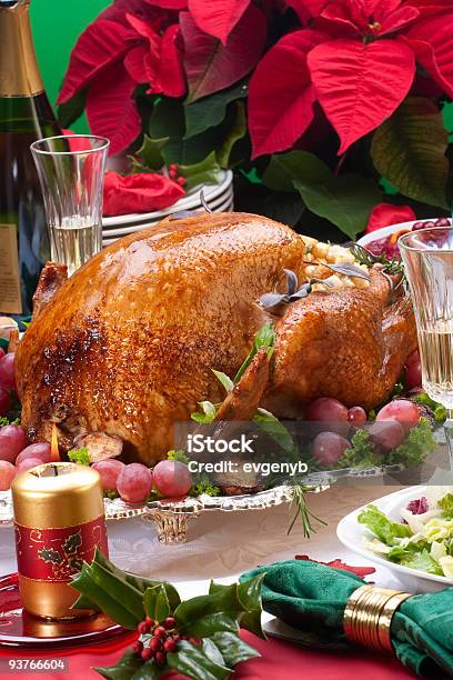 Turquía De Vacaciones De Navidad Mesa Foto de stock y más banco de imágenes de Acebo - Acebo, Alimento, Alimentos cocinados