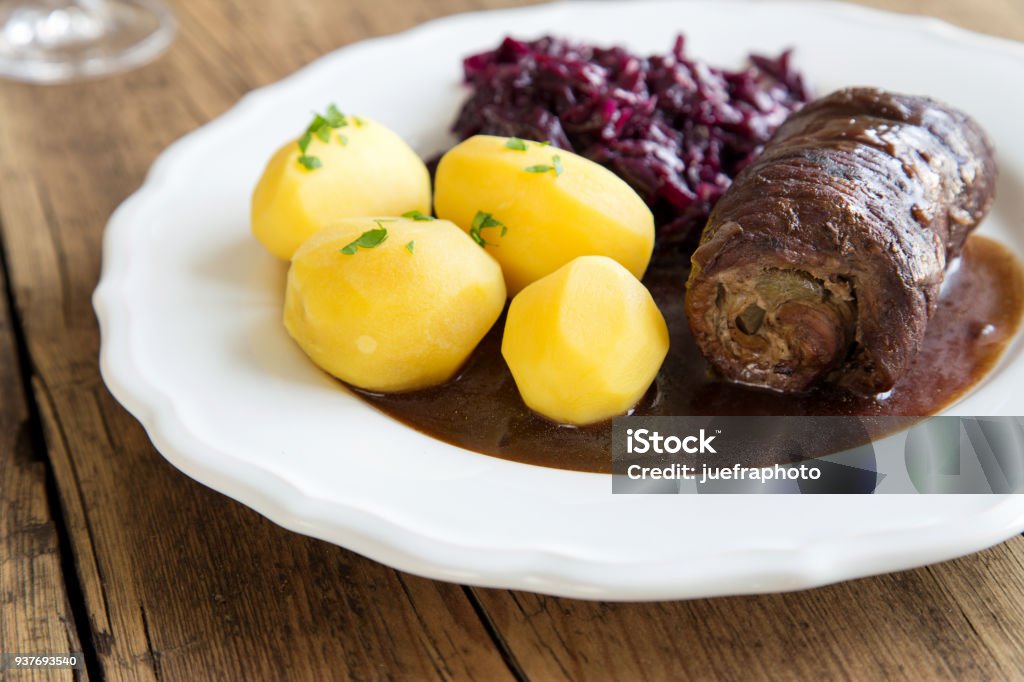 Rocambole de carne com batatas e couve roxa - Foto de stock de Bife a rolê royalty-free