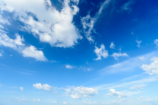 Cielo azul con nubes, cielo de verano, Fondo de la naturaleza photo