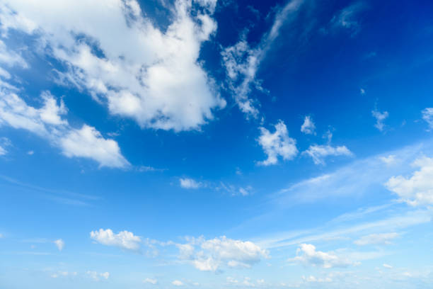 cielo azul con nubes, cielo de verano, fondo de la naturaleza - overcast fotografías e imágenes de stock