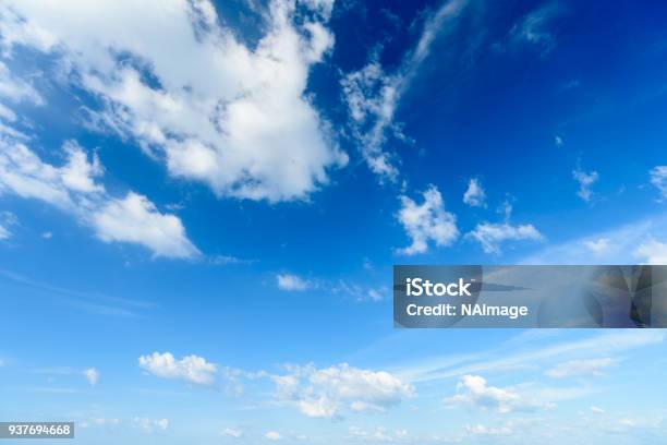 Cielo Azul Con Nubes Cielo De Verano Fondo De La Naturaleza Foto de stock y más banco de imágenes de Cielo