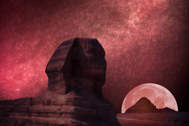 밤 피 묻은 달과 별 빛 - sphinx night pyramid cairo 뉴스 사진 이미지