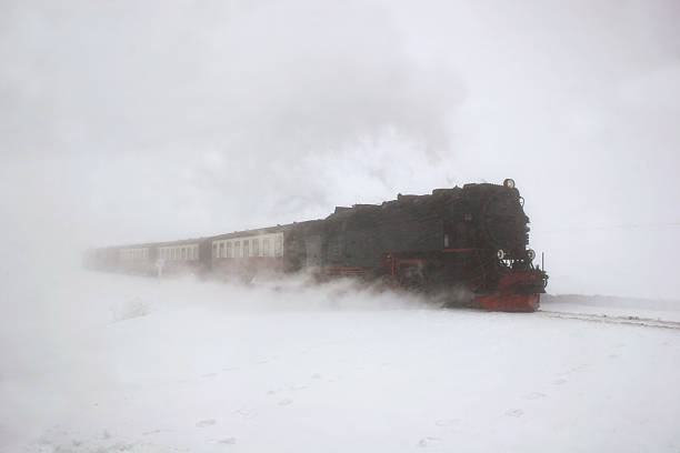 brockenbahn im schneegestöber - locomotive steam train train snow stock-fotos und bilder