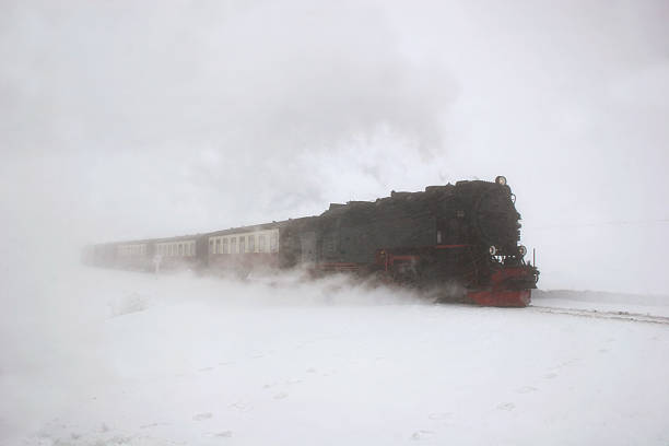 brockenbahn im schneegestöber - locomotive steam train train snow fotografías e imágenes de stock