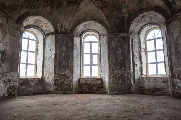 古いデストロイ寺院 - abandoned church indoors dirty ストックフォトと画像