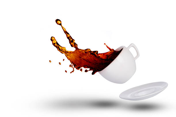 白い背景の上のコーヒー カップからこぼれ出るほどコーヒー - spilling ストックフォトと画像