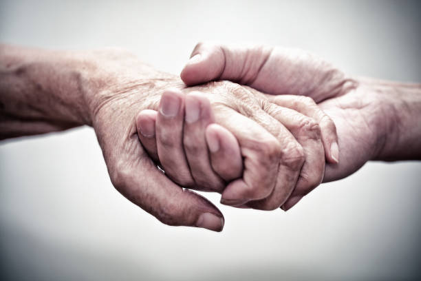 opiekuńczy - human hand old senior adult holding hands zdjęcia i obrazy z banku zdjęć