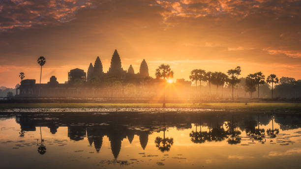 widok na wschód słońca starożytnego kompleksu świątynnego angkor wat siem reap, kambodża - wat angkor thom zdjęcia i obrazy z banku zdjęć