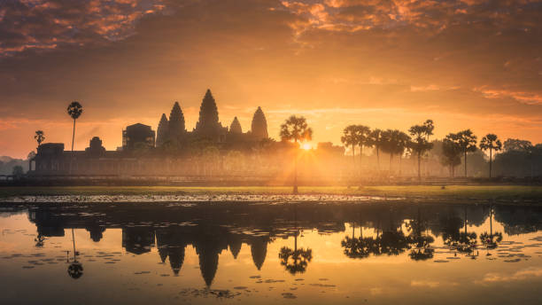 sunrise view of ancient temple complex angkor wat siem reap, cambodia - wat angkor thom imagens e fotografias de stock