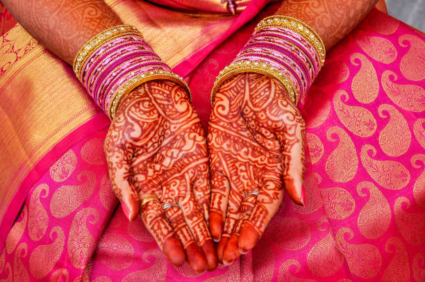 Henna design Decorated south indian bridal hands with henna sari stock pictures, royalty-free photos & images