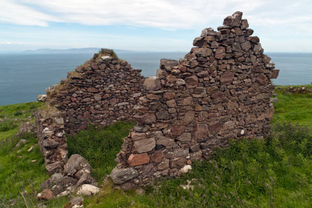 istock Single Room Loughan Bay Cottage Ruin 937787024