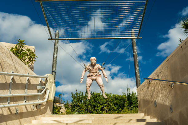 monument of the  first parachute builder at the museum entrance inventor faust vrancic. - faust imagens e fotografias de stock
