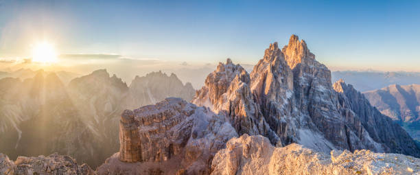 dolomiten berge bei sonnenuntergang, südtirol, italien - alto adige summer travel destinations vacations stock-fotos und bilder